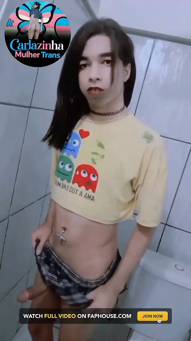 She Carla, Kısa Şort ve Yaramaz Külotlu Genç Transvestit Kadın