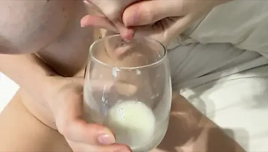 Göğüslerini sağmaya başladı... Ve gelmeye devam etti