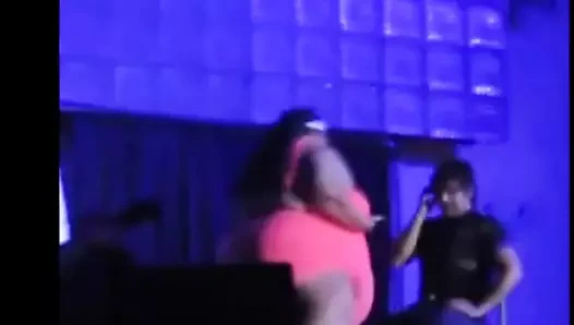 İri güzel teyze rahibe striptizci!