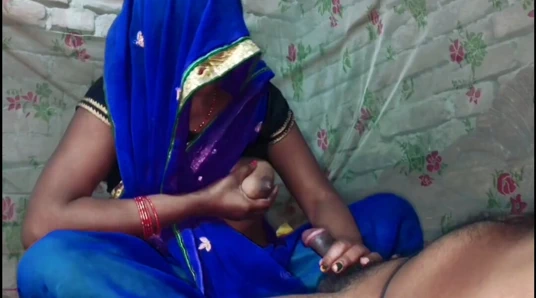 Padosi aunty apne boyfriend ke lund pe dudh nikal ke chut  chudai.indian desi village bhabhi ki hard chudai hindi viral videos