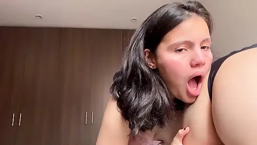 İki güzel kız vücutlarının tadını çıkarıyor