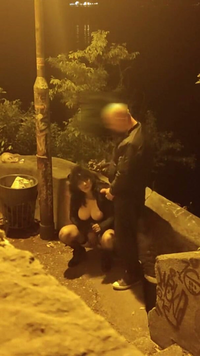 Ateşli iç çamaşırlı büyük memeli kayınvalide açık havada dildo ve şişman yarakla aşağılanıyor | Klip 1