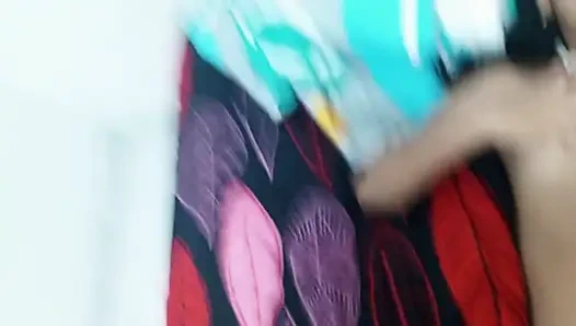 Üvey üvey kız kardeşimin odasına giriyorum ve onu çıplak buluyorum, onunla seks yapmamı bekliyorum - ev yapımı seks - İspanyolca porno