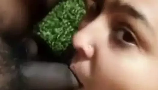 Sıcak seksi chuuby yenge oral seks