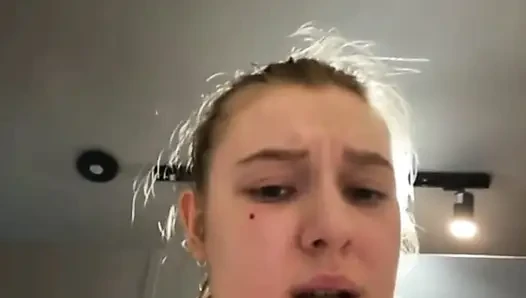 Jucielussie cumming in the gym