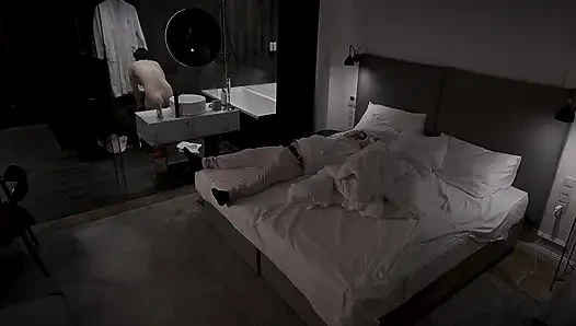 Azgın üvey anne partiden sonra üvey oğluyla otelde aynı yatağı paylaşıyor, gerçek amatör orta yaşlı seksi kadın