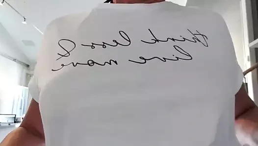 Julie'nin ipli göğüslerini görün