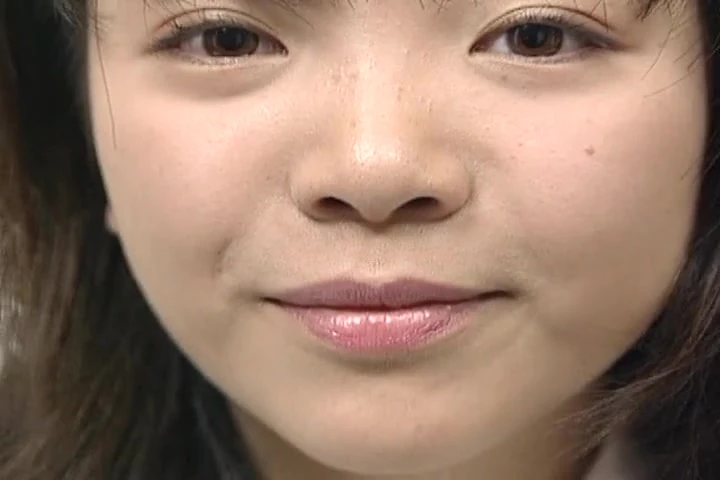 इस जापानी लड़की को चोदने से पहले खाते हुए देखें