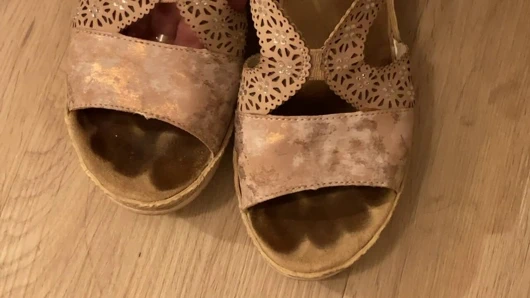 Bayan olgun ayaklar lbd ve çok kokmuş ayakkabılar