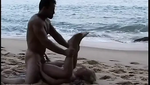 Heiße spanische blondine bekommt am strand ihren arsch gebohrt und nimmt eine gesichtsbesamung