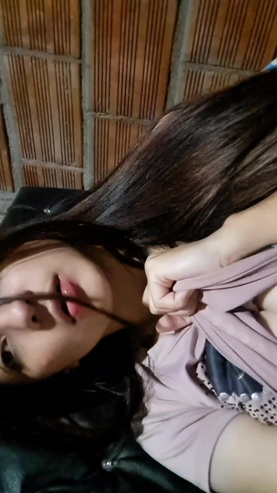 Influencer büyük göğüslerini sergiliyor