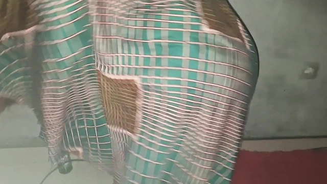 Hizmetçi sikildikten sonra karanlıkta banyo yapıyor