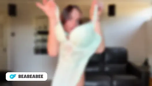 Minyon genç kız transparan balık ağlarını çıplak deniyor