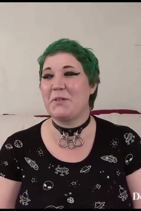 Çaresiz amatörler iri güzel kadın jynx ve orta yaşlı seksi kadın jess sıkı amcıklarını büyük beyaz yarakla sert siktiriyor