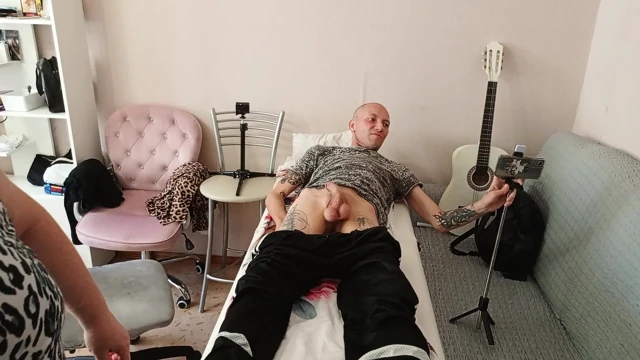 Bir komşu spermin bir kısmını yutmak için sakso çekmeye geldi