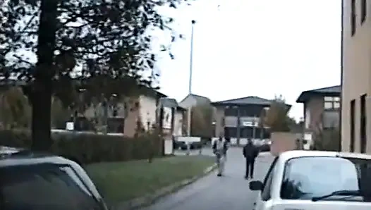 Sarışın bir kız iki yabancı ve taksi şoförü tarafından sikiliyor