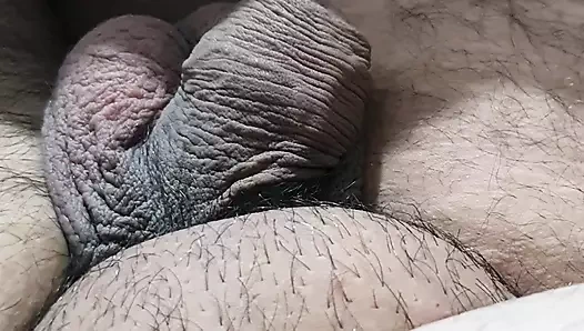 Üvey anne üvey oğlundan korkuyor ve odasından çıkıyor