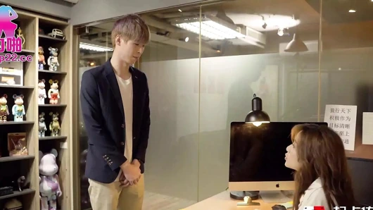 Minyon Asyalı kız güzel götüne şaplak atılıyor ve onun sıcak amının içine boşalıyor