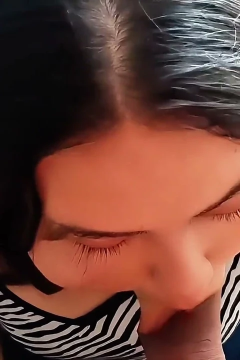Bak, tüm penisini boğazına soktuğuna bak