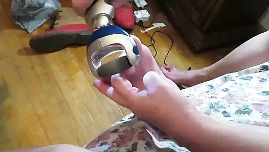 Hemşire Vicki elektrikli Pedi yumurtası aletiyle parmak tırnaklarını öğütüyor! Zavallı çirkin parmakların buna çok ihtiyacı var!