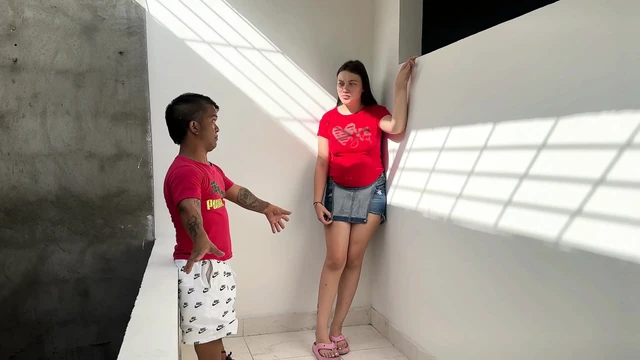 Моя богатая беременная сводная сестра соглашается заняться сексом со мной, потому что я карлик, и я в конечном итоге заполняю ее моим богатым молоком