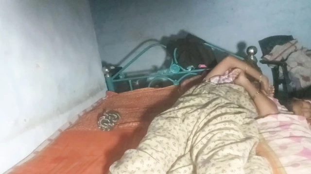 18 yaşındaki Hintli desi köyü gerçek evli kadın ve kocası seks videoları