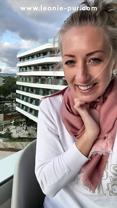 Mallorca'da otel balkonunda orgazm için parmaklı