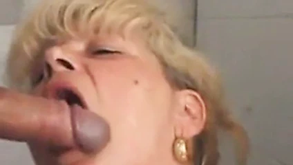 Olgun bbw temizlikçi kadın erkekler odasında iki adam yapar