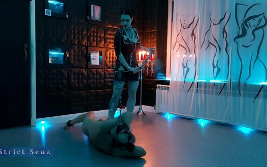 Bayan Alessa Milano asıldıktan sonra sert kırbaçlanıyor