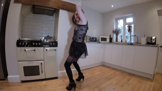 Siyah iç çamaşırlı ve külotlu çoraplı sürtük striptiz yapıyor