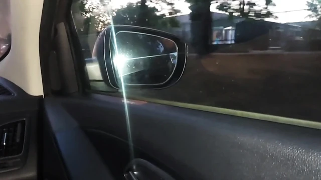 Мачеха в нейлоновых чулках и высоких каблуках соблазняет своего пасынку в машине