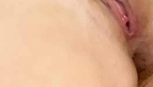 Azgın orta yaşlı seksi kadın her yere fışkırtarak mastürbasyon yapıyor