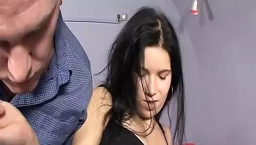 Şaplak atılan Alman sürtük ayaklarına döl püskürtüyor