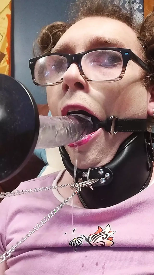 Femboy'un yüzü makine tarafından sikiliyor