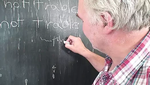 Azgın müdire yalanıyor, sikiliyor ve boşalıyor