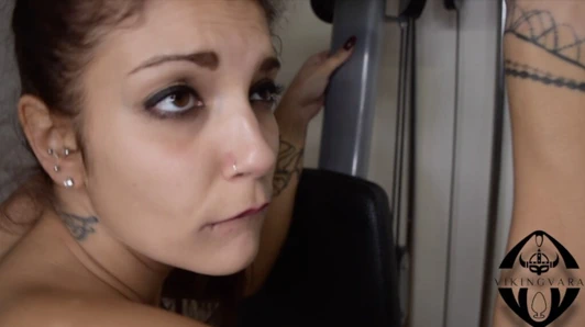 Koç beni sert bir yarakla eğitiyor