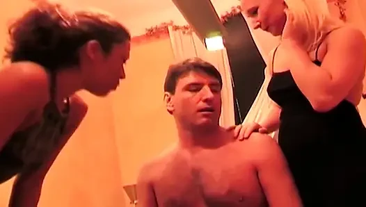 İki azgın orta yaşlı seksi kadın ıslak tükürük gözyaşları içinde yüzünü sırılsıklam yapıyor