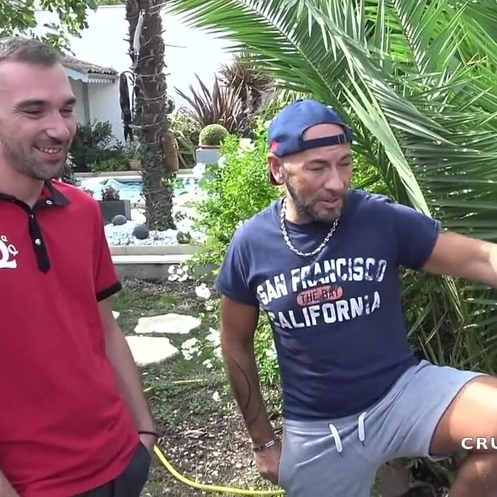 Bahçede arkadaşı tarafından korunmasız sikiliyor