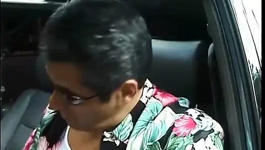 Masum görünümlü sarışın kıllı göğüslerini tercih ediyor