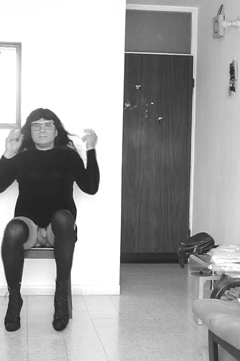 Travesti kısa elbise gösterisi