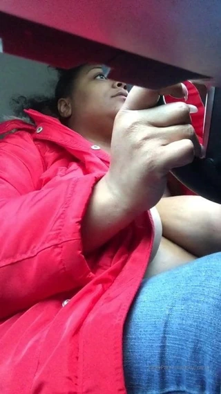 Solo bbw sürüş araba gösteren ona dev masif memeler