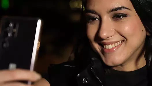 Marsilyalı genç bir kadın anal seksi test ediyor