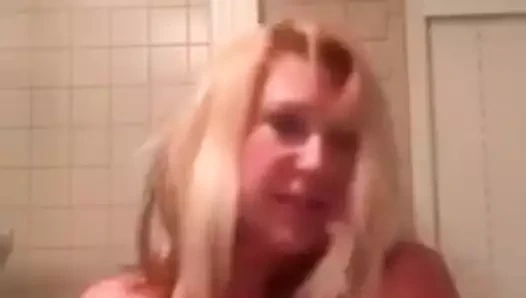 Bu çaresiz hausfrau'ya biraz şeker dökün