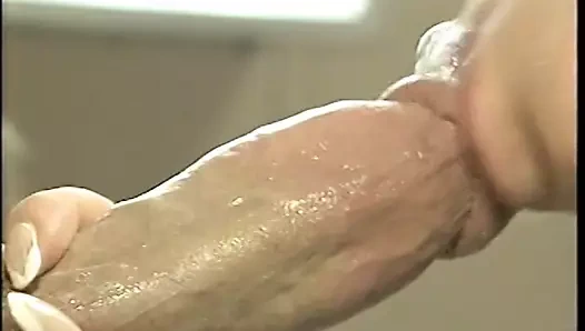 Dövmeli busty sarışın bebek doggystyle almak için eğiliyor