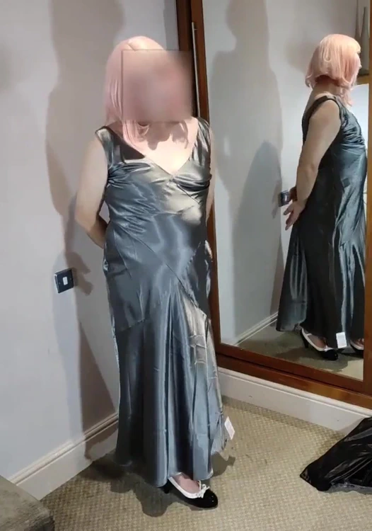 Tam uzunlukta saten elbiseli ateşli seksi travesti