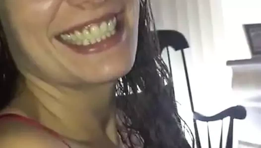 Kocaman bir gülümsemesi var