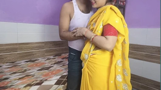 Hintli güzel kadın komşusunun kayınbiraderi ile yatak odasına çağırıyor ve onu sikiyor.