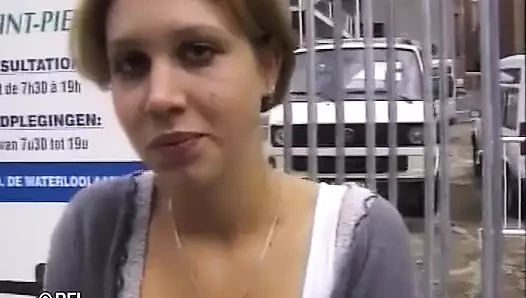 Azgın adamla seks yapmak için sokaktan genç kızı tavlıyor