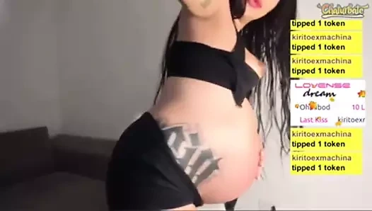 Seksi hamile kız ve gerçekten derin ve büyük göbek deliği