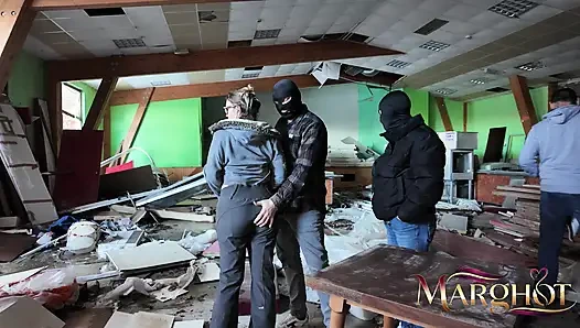 4 adam sırayla popomu sikiyor, ben de her yere fışkırıyorum, onlar da yüzümü ve gözlüğümü sıçratıyor